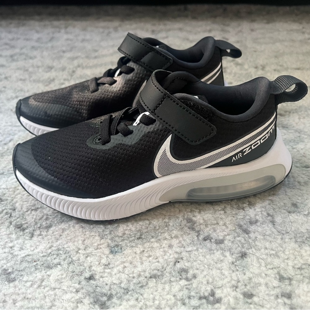 NWOT Nike Air Zoom Arcadia Boys Running Shoes Tennis Shoes Black White Sneakers - Picture 3 of 13
